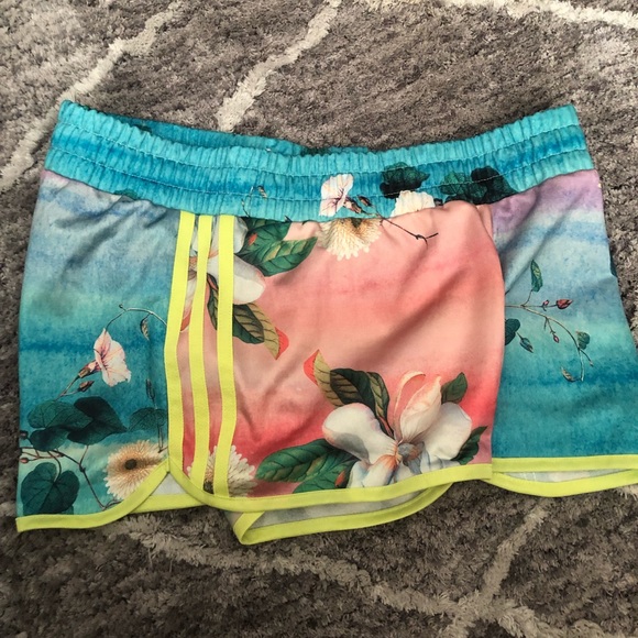 Adidas shorts size M - Picture 3 of 4